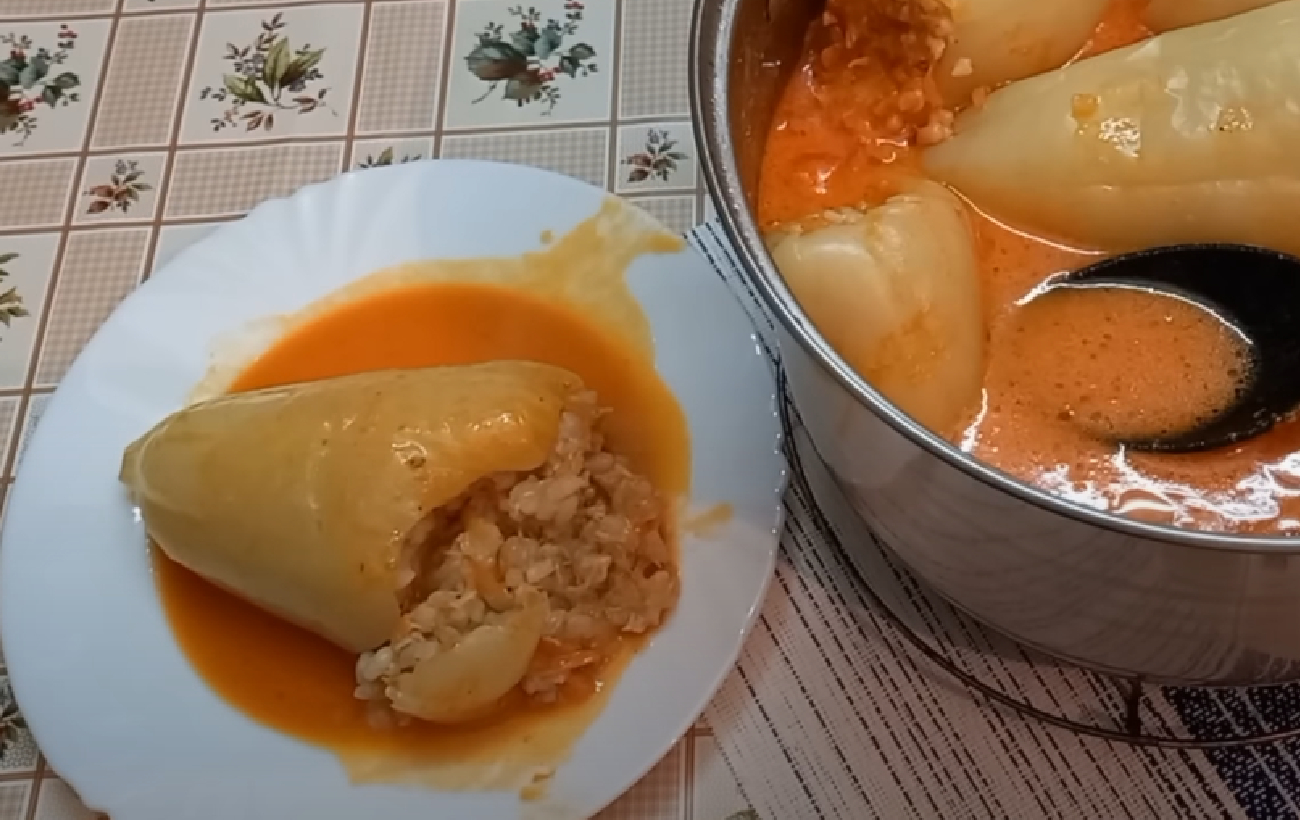 Фаршированный перец с тушенкой, рисом и вишнями: три рецепта для вкусного ужина